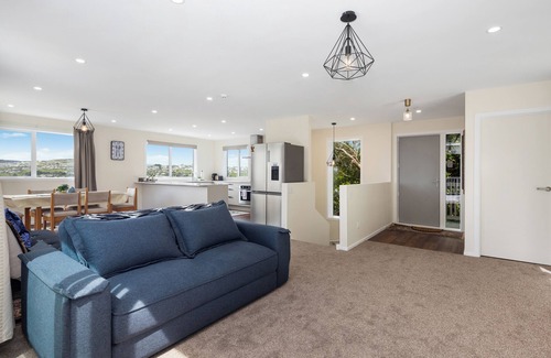Johnsonville House | Stunning view, privacy, close to ferry & brand-new