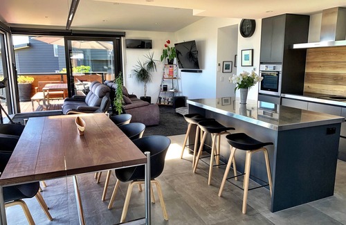 Tahunanui Apartment | Stunning views, all-day sun, modern light filled home in a top Nelson area!