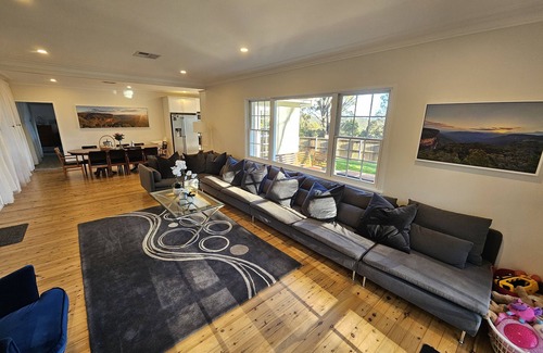Wentworth Falls House | STUNNING VIEWS, fireplace, spa bath, 5 bedrooms, early check-in & late checkout.