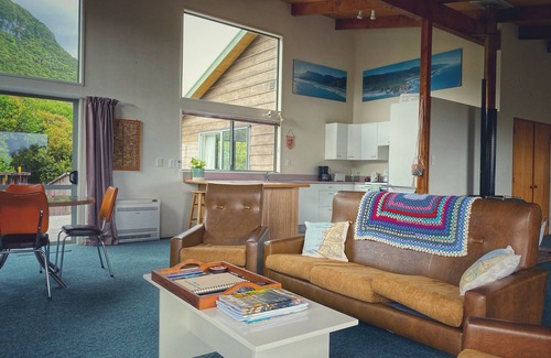 Punakaiki House | Stunning views of the Parinui