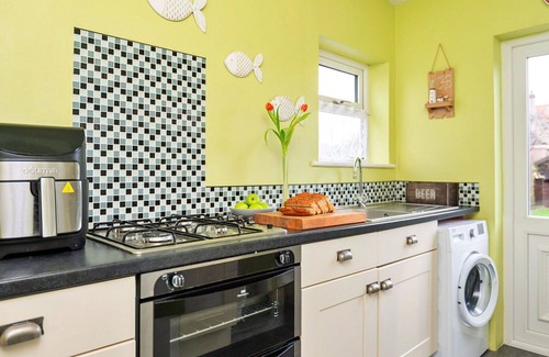 Kinmel Bay House | Stunning villa for 4 guests with WIFI, pets allowed and parking