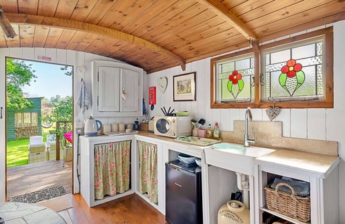 Dunbridge House | Stunning villa for 4 people with pets allowed and parking