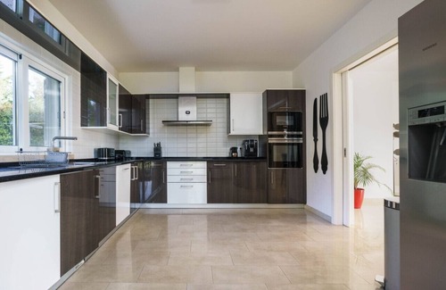 Loule Villa | Stunning villa, heated pool, pool bar, sea views
