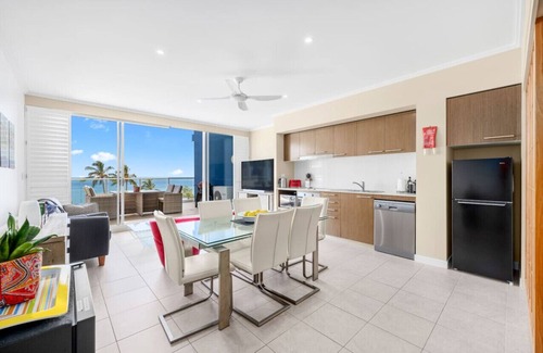 Urangan Apartment | Stunning Water View Apartment - Pool, Gym, Parking