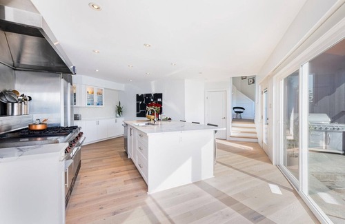 Deep Cove House | ✨Stunning Waterfront views Retreat Villa, 5 Bed, 5 Bath, Pool, Sauna, Hot tub✨