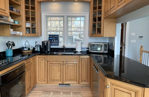 Danbury House | Stunning Waterfront Lake House with Amazing Views