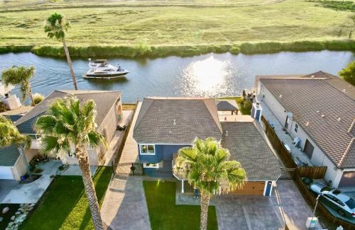 Discovery Bay Villa | Stunning Waterfront 3BR Retreat - Perfect Getaway