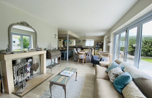 East Wittering House | Stunning West Wittering Seaside, pet friendly home. 2 mins walk the beach.