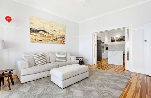 Rose Bay Apartment | Stunningly renovated Art Deco beachside 2BR apartment with views