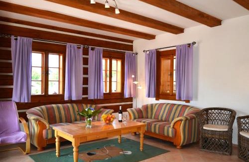 Stupná Villa | Stupná Holiday Home with Garden