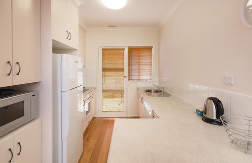 Albury Apartment | Style on Stanley- central, single garage and wifi! - Central two bedroom apartment with a queen bed, two singles and kitchen facilities