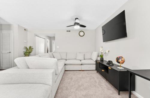Durham Apartment | Styling Gem 5mins to Downtown pool-gym-parking