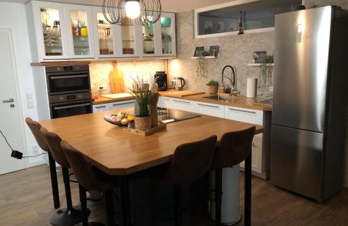 Aidlingen Apartment | Stylisches Maybach Appartement mit Terrasse für 5 Personen, 5 Betten, große Kochinsel, Homeoffice mit 250Mbit WLAN