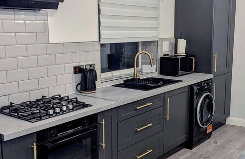 Anerley Apartment | Stylish 1 bed apartment, 5 minutes walk to Crystal palace train station!