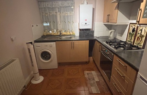 Hatch End Apartment | Stylish 1-Bed Apartment- Sleeps 3 w/Central Links