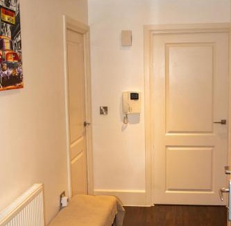 Bromley South Apartment | Stylish 1-Bed Near Canary Wharf with Patio