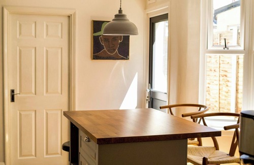 William Morris Apartment | Stylish 1-bed with tranquil private garden in Walthamstow