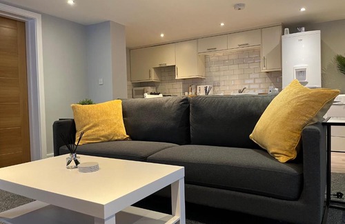 Trafford Apartment | Stylish 1 Bedroom, 2 bed Basement Flat With Free Parking