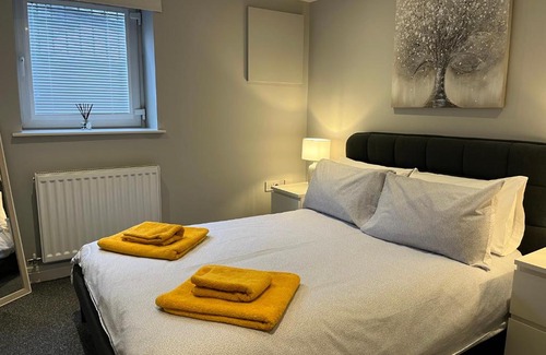 Trafford Apartment | Stylish 1 Bedroom, 2 bed Basement Flat With Free Parking