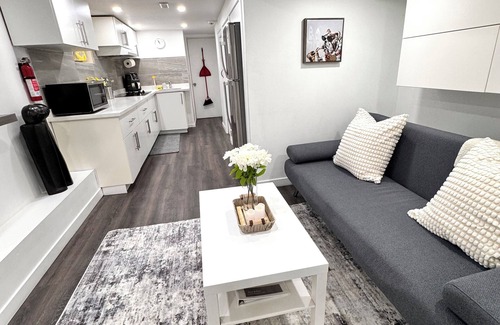 Runnymede Apartment | Stylish 1 Bedroom Apartment close to Bloor West Village