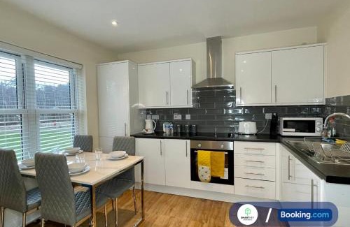 Woking Apartment | Stylish 1 bedroom flat with free parking