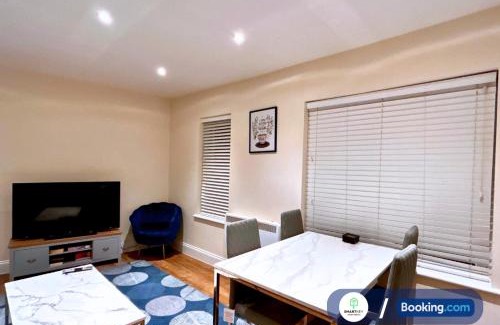 Woking Apartment | Stylish 1 bedroom flat with free parking