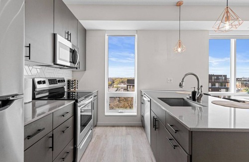 Lyn-Lake Apartment | Stylish 1-Bedroom Retreat in Uptown Minneapolis