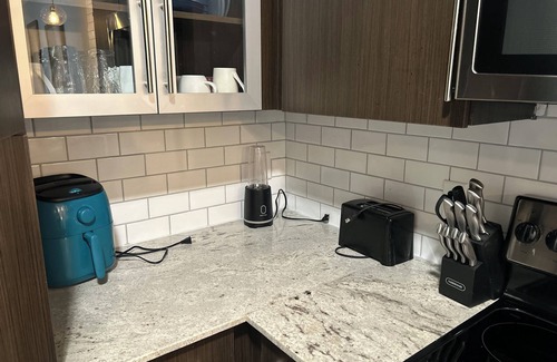Old East Dallas Apartment | “Stylish 1-Bedroom Retreat in Deep Ellum: Patio, Free Amenities