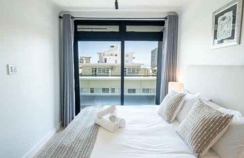 Sea Point Apartment | Stylish 1-Full Bedroom Apartment with a separate Living Room, Workspace and Kitchen close to the beach and V&A in Cape Town