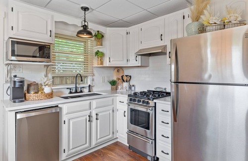 Village Green Apartment | Stylish 1BR Apartment in Cape May