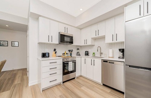 Kitchener Condo | Stylish 1BR Condo w Balcony & Skyline Views