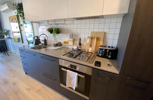Fitzroy Apartment | Stylish 1BR in the heart of Trendy Fitzroy