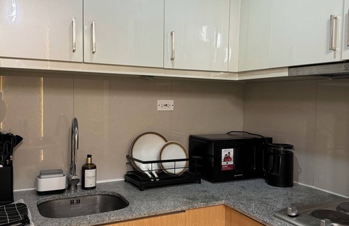 Tambo Condo | Stylish 1BR Near Airport Facing the Bay - 9d