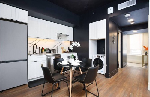 Downtown San Antonio Apartment | Stylish 1BR On Riverwalk w Gym & Parking, Near Dome