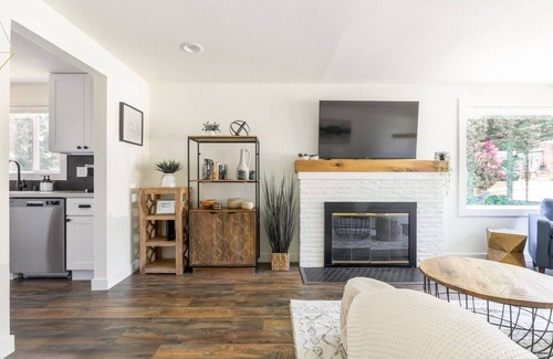 Northgate House | Stylish 2-bd Home, Blocks to Shops & Light Rail