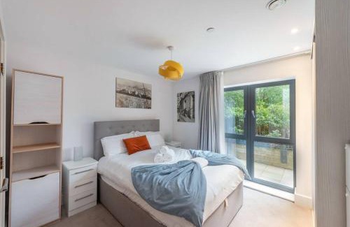 Highgate Apartment | STYLISH 2 BED 2 BATH IN HIGHGATE & FREE PARKING