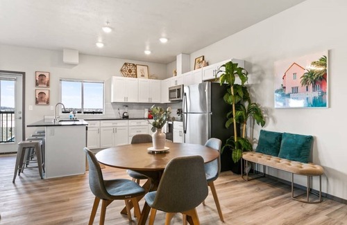 South Perry District Apartment | Stylish 2 Bed 2 Bath Near Perry District & DT!