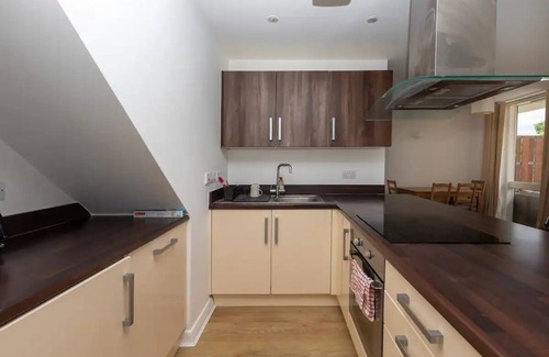 Lansbury Apartment | Stylish 2 Bed Duplex by Canal - Bow