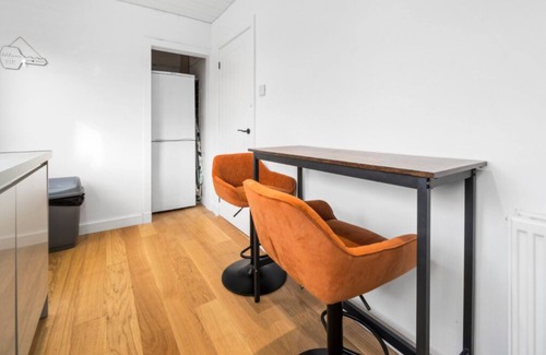 Grangemouth House | Stylish 2 Bed Home With Garden Space