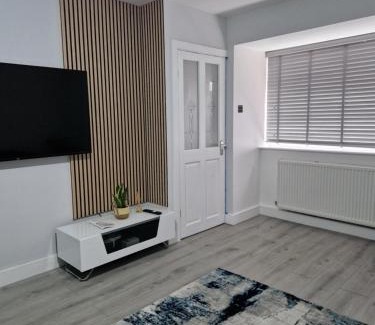 Upper Edmonton House | Stylish 2 bed home- short walk to Tottenham Stadium/Stations