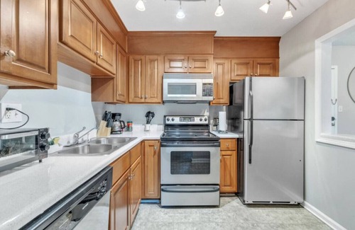 Crabtree Apartment | Stylish 2 Bed Suite—in Crabtree Valley Raleigh!