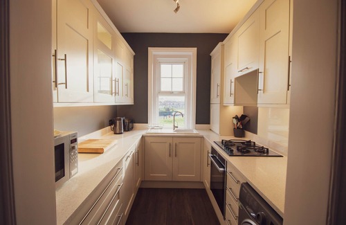 Seaford Apartment | Stylish 2 bedroom apartment with full modern amenities.