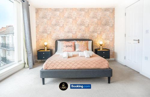 Peninsula Apartment | Stylish 2 Bedroom Apt By LS2G Short Lets & Serviced Accommodation Greater London With Free Parking
