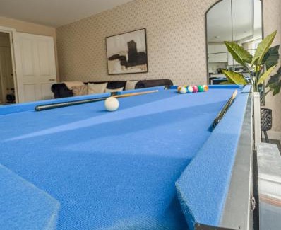 Peninsula Apartment | Stylish 2 Bedroom Apt By LS2G Short Lets & Serviced Accommodation Greater London With Free Parking