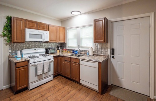 Dover Apartment | Stylish 2 Bedroom, Pet friendly w/fenced-in yard, Laundry, Private Entrance