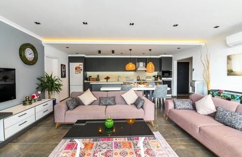 Islamlar Villa | Stylish 2 Bedroom Villa, Secluded Pool and Garden