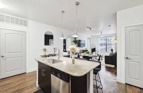 Frisco Apartment | Stylish 2B near Legacy West Wi-Fi, Fitness, Pool