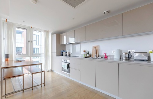 Bromley South Apartment | Stylish 2BD Flat w/Incredible View of London - Bow