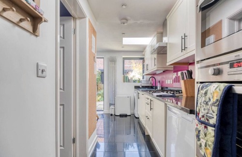 Oxford House | Stylish 2BD with Private Garden and Sauna
