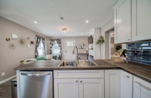 Rolla House | Stylish 2Bdrm Bungalow | Walkable + Well Equipped